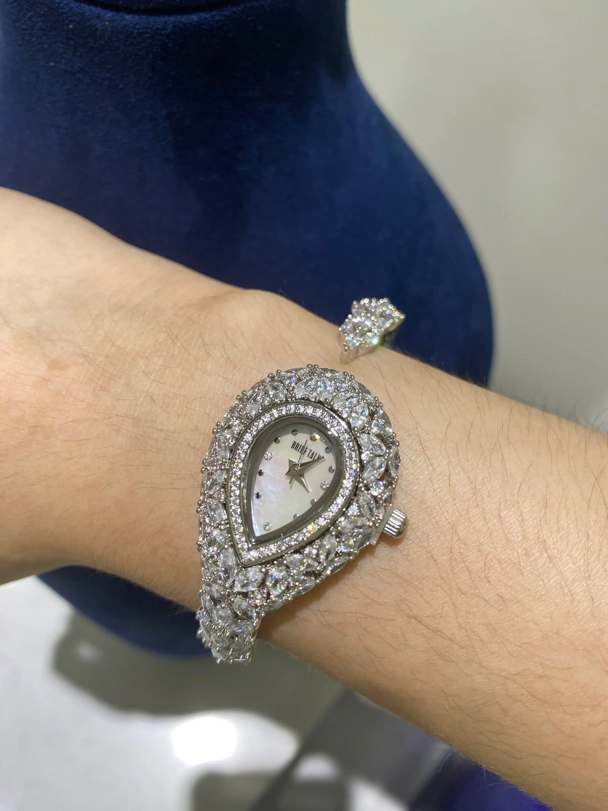 019283 Women's Watches Cubic Zircon Full CZ Bangle Size 46*56mm Watch for Lady's Wedding Party Fashion Jewelry Accessory